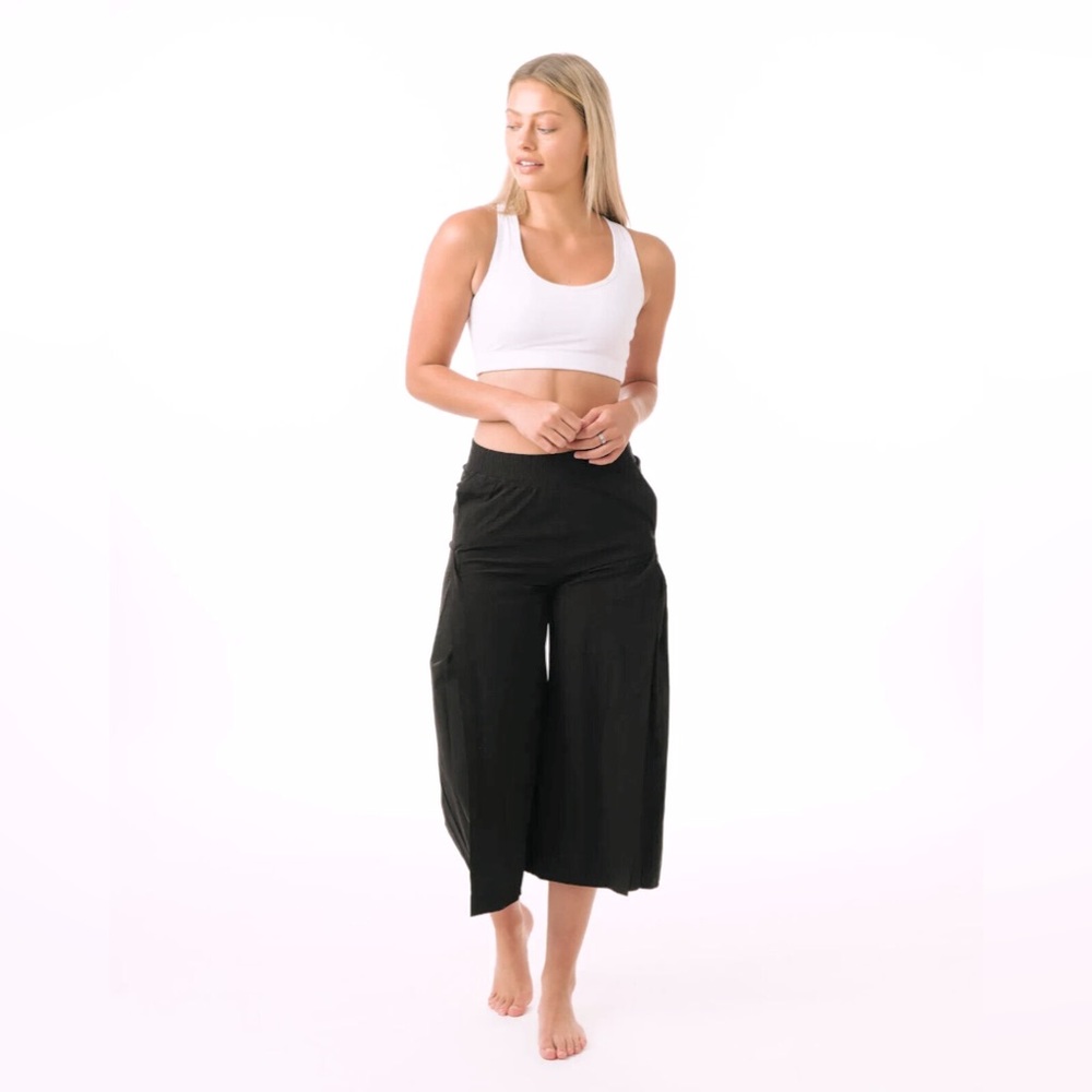 ZYIA Active black work flow pants. Cropped, wide leg active pants. Size XS
